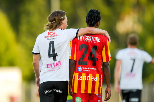 Frejs Filip Almström-Tähti och Syrianskas Marko Nikolic