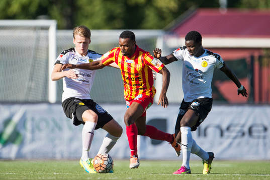 Frejs Victor Söderström och Abu Bakarr Suma försöker