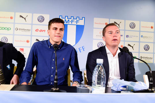 Alexander Jeremejeff bredvid Malmö FFs sportchef Daniel