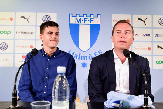 Alexander Jeremejeff bredvid Malmö FFs sportchef Daniel