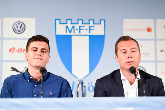Alexander Jeremejeff bredvid Malmö FFs sportchef Daniel