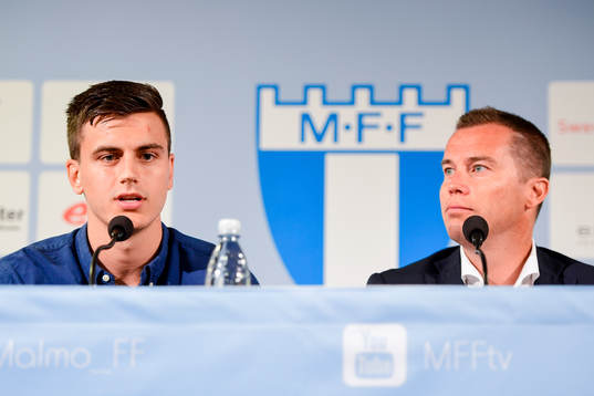 Alexander Jeremejeff bredvid Malmö FFs sportchef Daniel