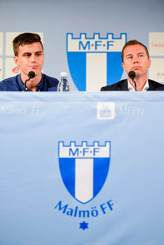 Alexander Jeremejeff bredvid Malmö FFs sportchef Daniel
