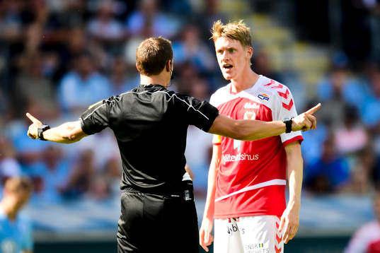 Kalmars Rasmus Elm i samtal med domaren