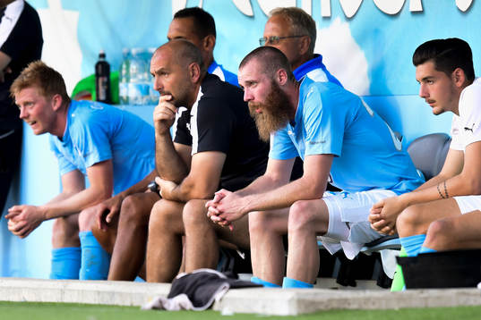 Malmö FFs Jo Inge Berget  deppar på bänken