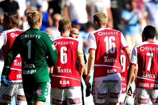 Kalmars spelare i samtal med domaren