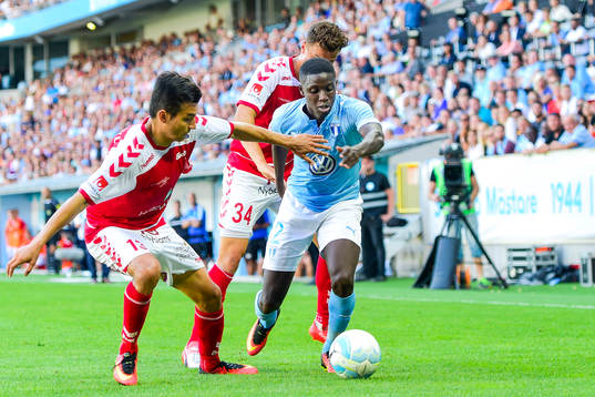 Malmö FFs Pa Konate i kamp mot Kalmars Emin Nouri och