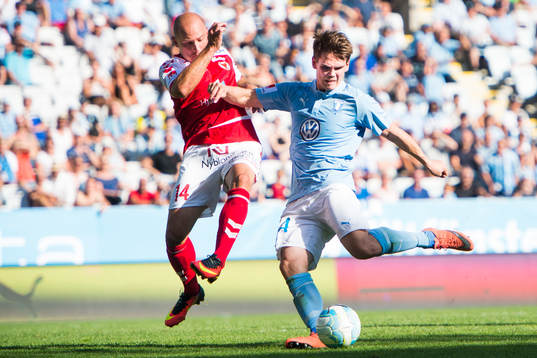 Malmö FFs Vidar Örn Kjartansson gör 1-1 framför Kalmars