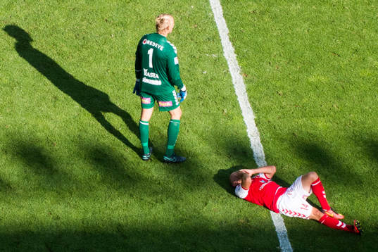 Kalmars målvakt Ole Söderberg och Stefan Larsson deppar