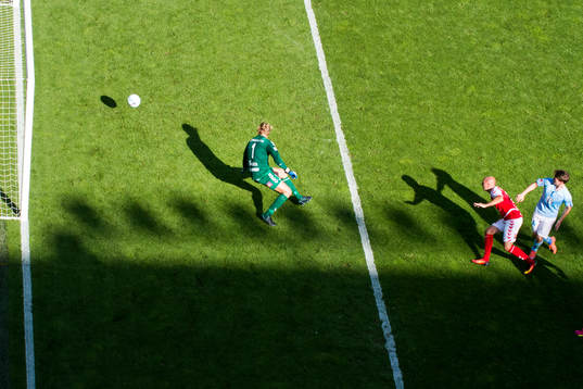 Malmö FFs Vidar Örn Kjartansson gör 1-1 bakom Kalmars