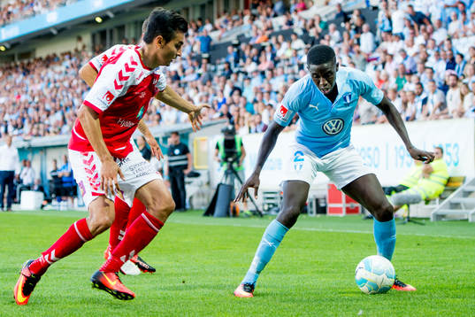 Malmö FFs Pa Konate jagas av Kalmars Emin Nouri och Herman