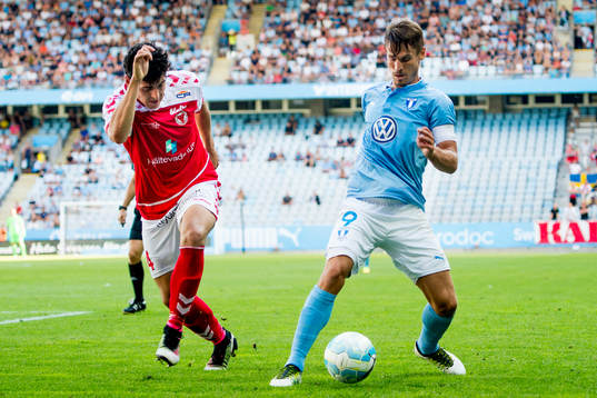 Kalmars Marko Biskupovic jagar Malmö FFs Markus Rosenberg