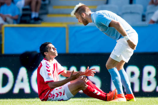 Malmö FFs Rasmus Bengtsson i samtal med Kalmars Romário