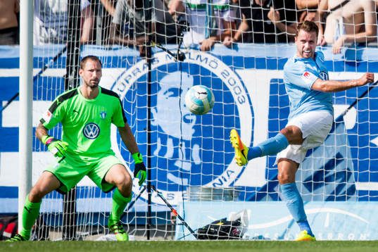 Malmö FFs Kari Arnason rensar framför Malmö FFs målvakt
