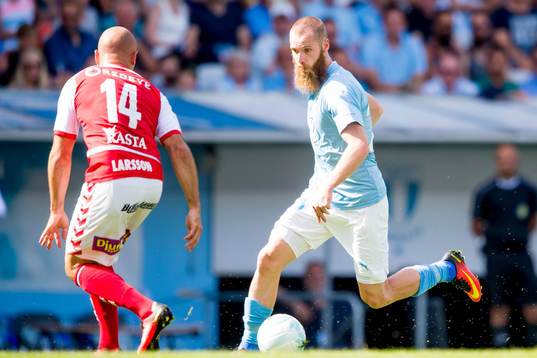 Malmö FFs Jo Inge Berget bevakas av Kalmars Stefan Larsson