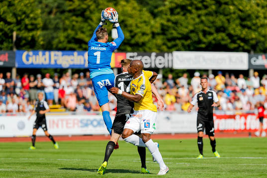 Falkenbergs Hakeem Araba oroar framför Örebros målvakt