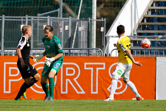 Örebros Sebastian Ring gör 0-1 bakom Falkenbergs målvakt