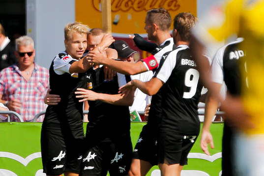 Örebros Sebastian Ring  jublar
