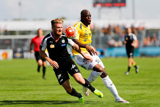 Örebros Michael Almebäck och Falkenbergs Hakeem Araba