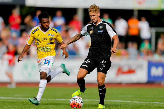 Falkenbergs Enock Kwakwa och Örebros Daniel Björnqvist