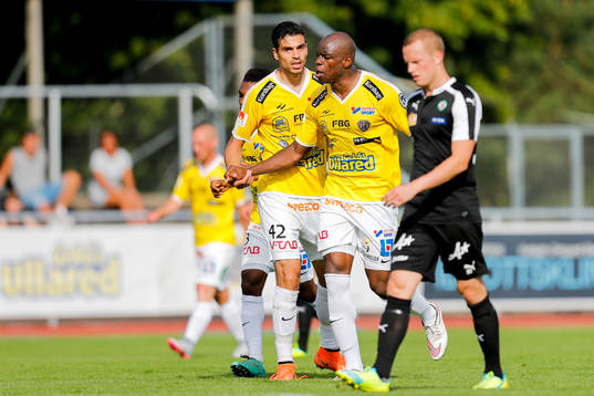 Falkenbergs Zlatan Krizanovic och Hakeem Araba jublar