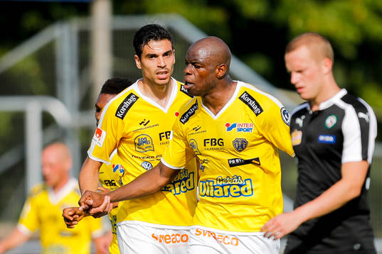 Falkenbergs Zlatan Krizanovic och Hakeem Araba jublar