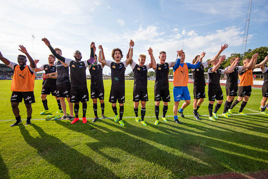 Örebros spelare jublar
