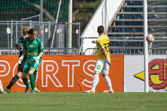Örebros Sebastian Ring gör 0-1 och och Falkenbergs