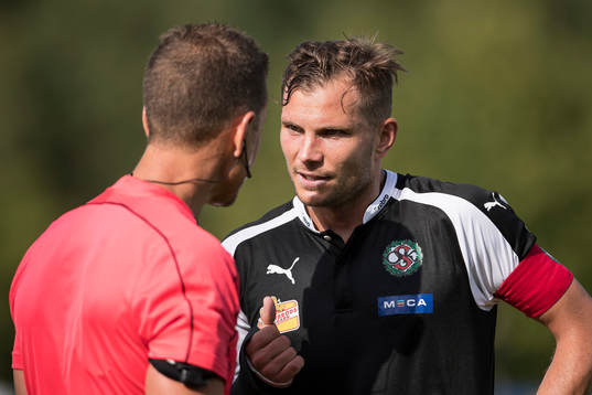 Örebros Robert Åhman Persson i diskussion med domare