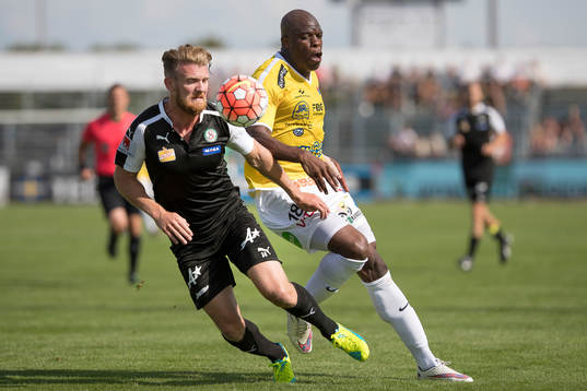 Örebros Michael Almebäck och Falkenbergs Hakeem Araba