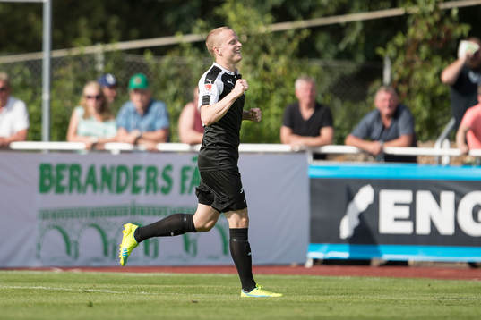 Örebros Daniel Gustavsson jublar