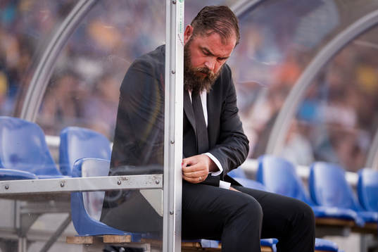 Örebros tränare Alexander Axèn sitter på bänken