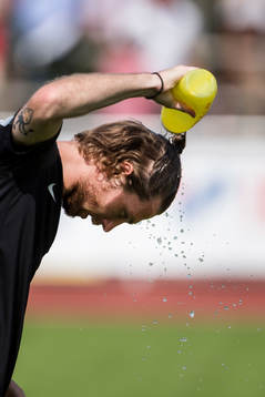 Falkenbergs Thomas Drage svalkar sig med vatten
