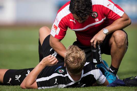 Örebros Sam Masih är hos Örebros Sebastian Ring som har