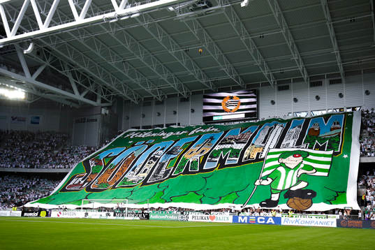 Hammarbys supportrar med tifo före fotbollsmatchen i