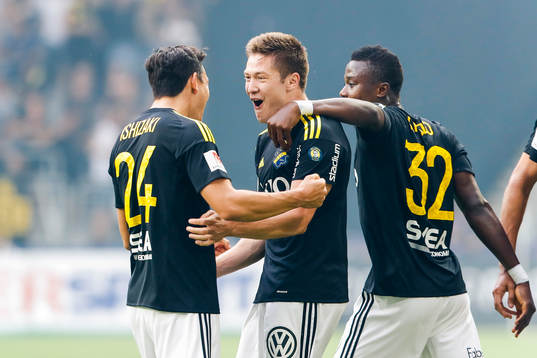 s Haukur Heidar Hauksson jublar med Stefan Ishizaki och