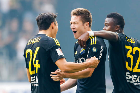 s Haukur Heidar Hauksson jublar med Stefan Ishizaki och