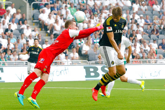 s Eero Markkanen gör 0-2 bakom Hammarbys målvakt