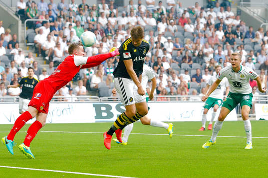 s Eero Markkanen gör 0-2 bakom Hammarbys målvakt