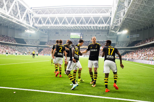 s Nils-Eric Johansson gratulerar Ebenezer Ofori till 0-3