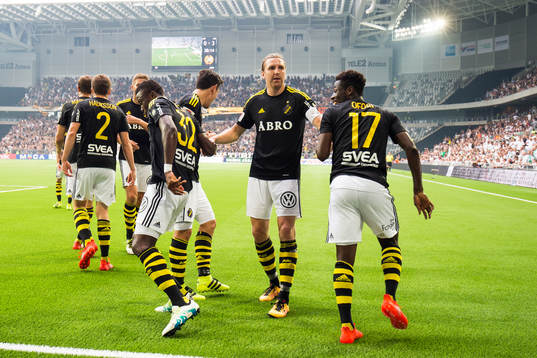 s Nils-Eric Johansson gratulerar Ebenezer Ofori till 0-3