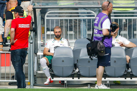 Hammarbys Kennedy Bakircioglu deppar på bänken