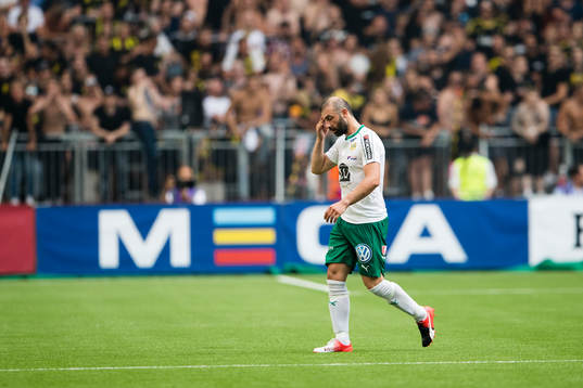 Hammarbys Kennedy Bakircioglu ser deppig ut när han byts ut
