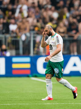 Hammarbys Kennedy Bakircioglu ser deppig ut när han byts ut