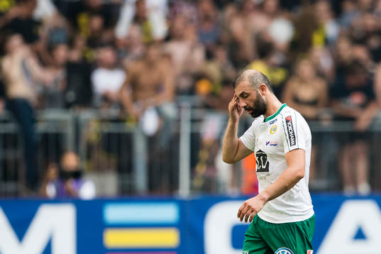 Hammarbys Kennedy Bakircioglu ser deppig ut när han byts ut