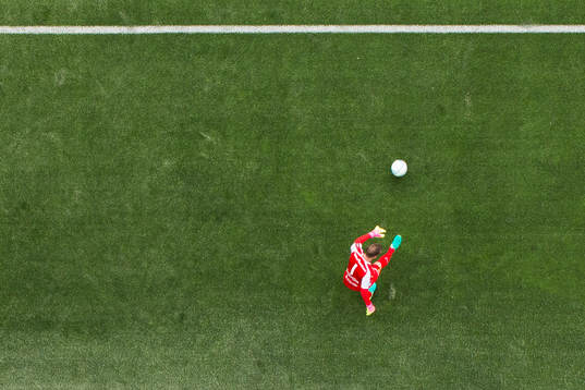 Hammarbys målvakt Ögmundur Kristinsson med en utspark