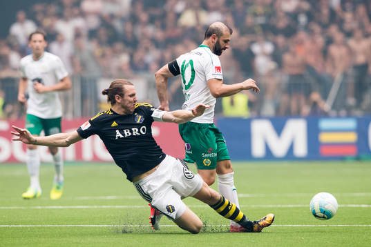 s Nils-Eric Johansson med en glidtackling mot Hammarbys