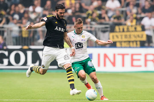 s Denni Avdic i kamp om bollen Hammarbys Mats Solheim