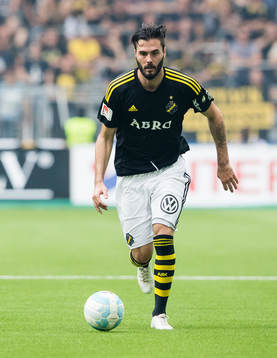 s Denni Avdic med bollen