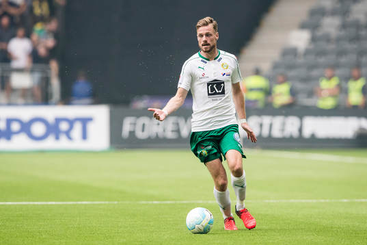 Hammarbys Arnór Smárason med bollen